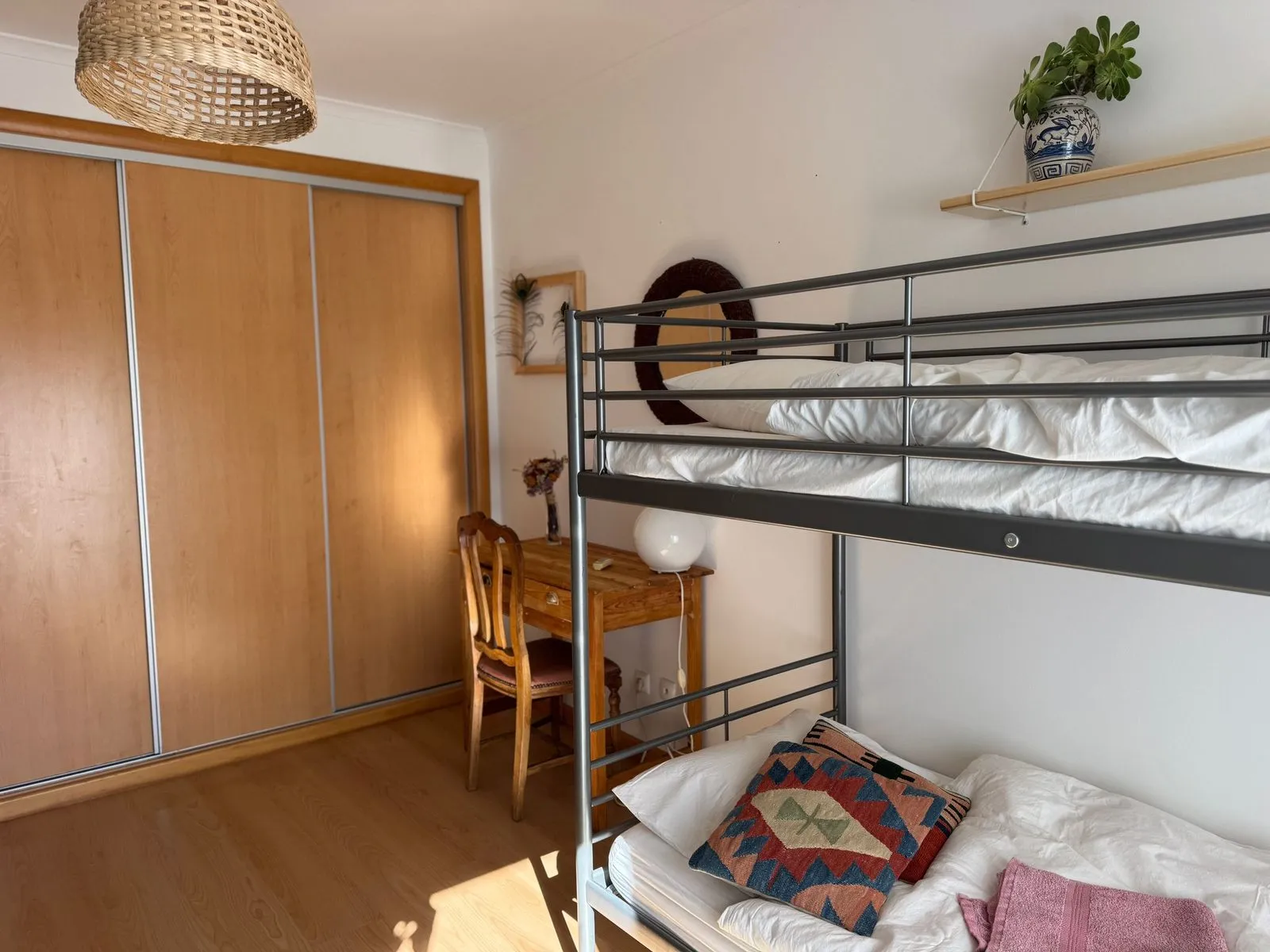 Quarto com beliche, sofá e roupeiro