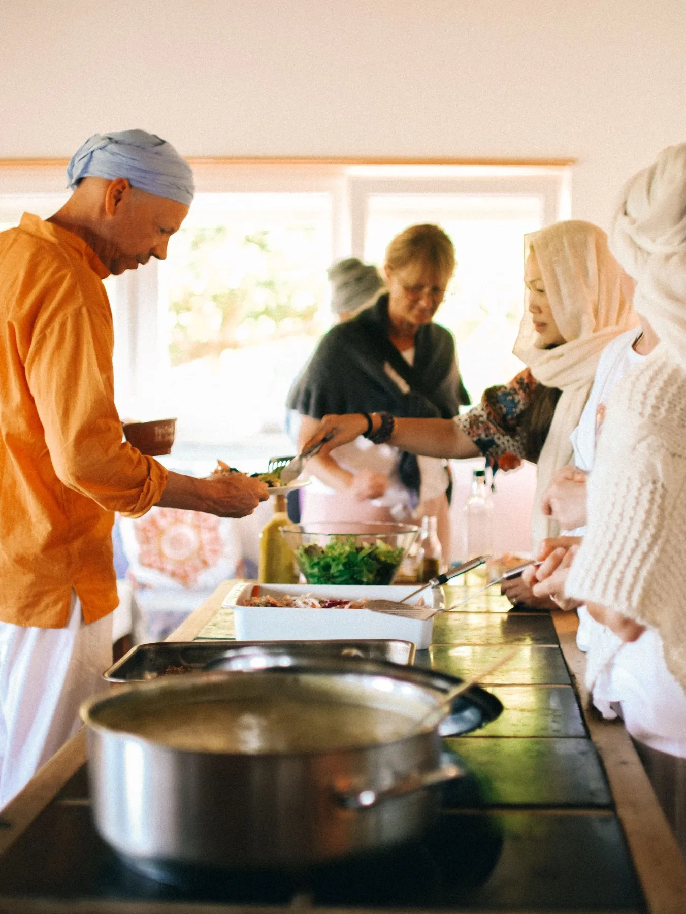 Equipa a cozinhar na cozinha do Ashram