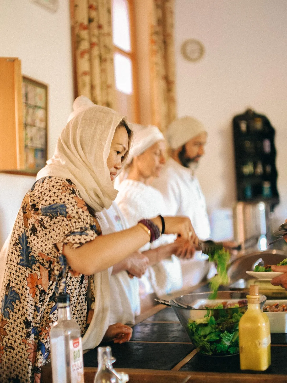 Equipa a preparar uma refeição na cozinha do Ashram
