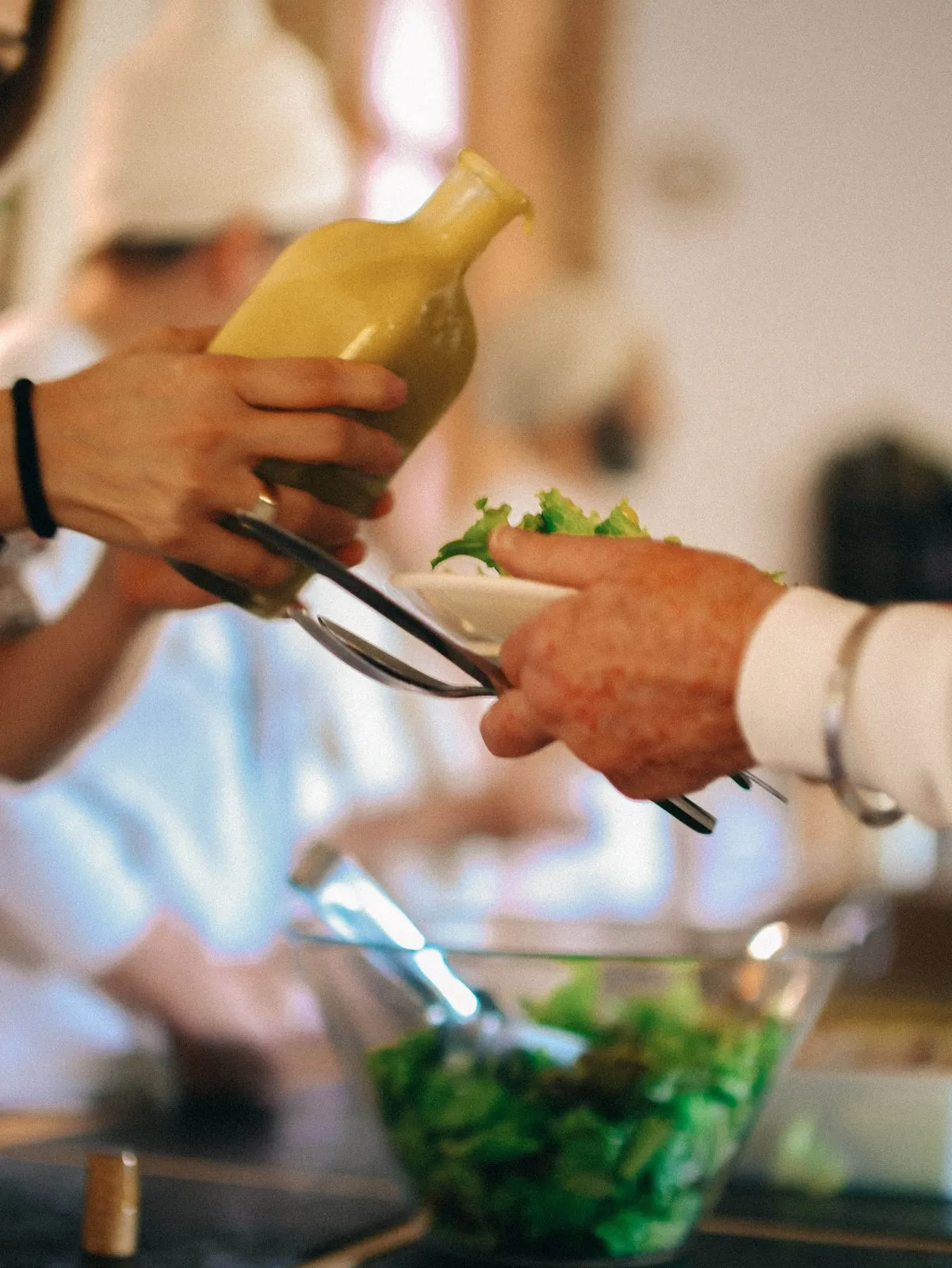 Salada a ser servida numa refeição