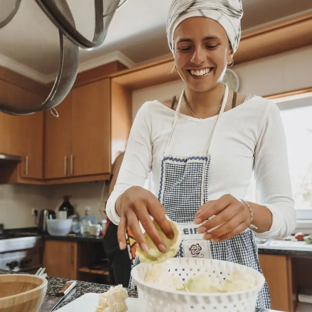 Voluntária a preparar comida na cozinha do Ashram