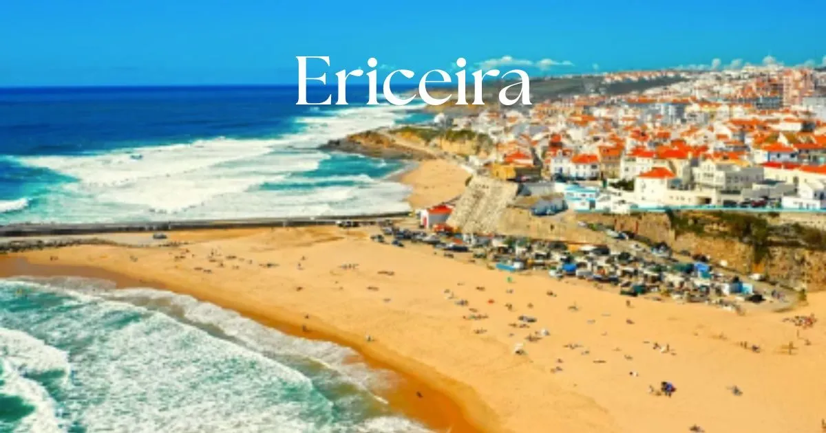 Vista aérea da praia e das casas brancas da Ericeira